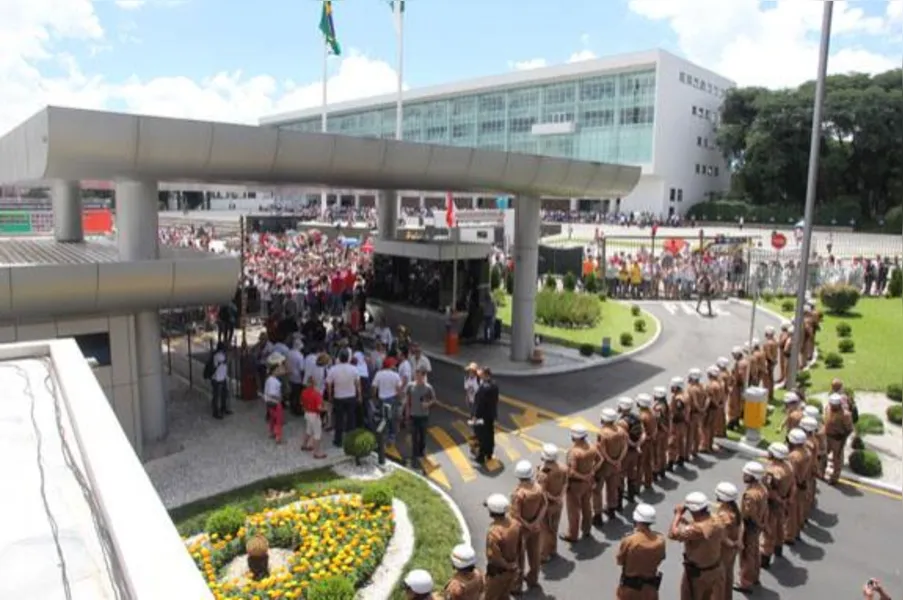 Manifestantes ocupam plenário da AL e impedem votação de pacote fiscal
