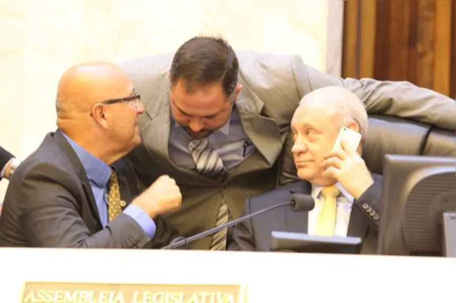 Manifestantes ocupam plenário da AL e impedem votação de pacote fiscal