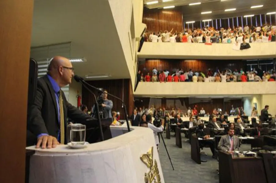 Manifestantes ocupam plenário da AL e impedem votação de pacote fiscal