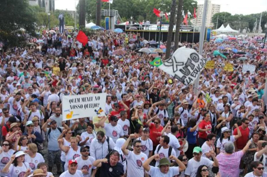 Manifestantes ocupam plenário da AL e impedem votação de pacote fiscal