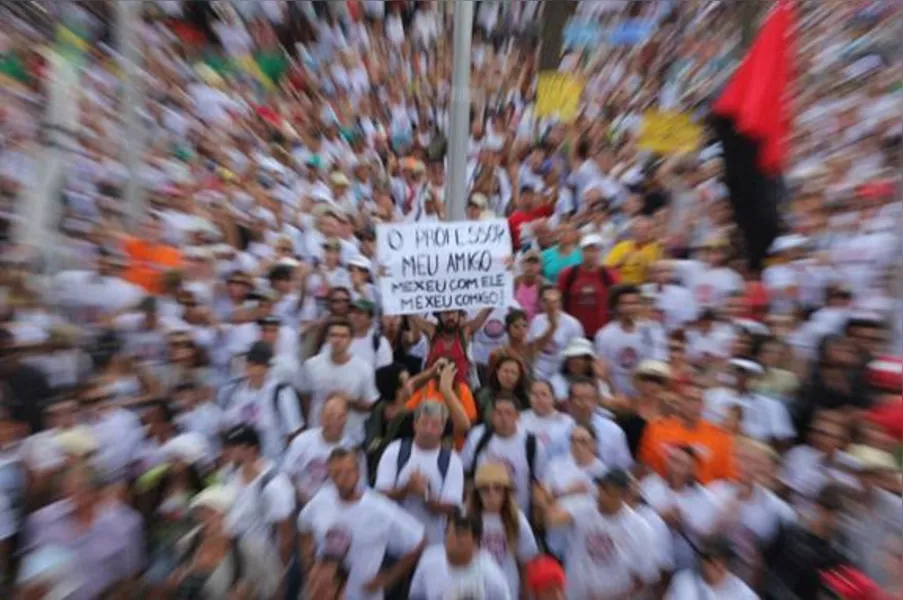 Manifestantes ocupam plenário da AL e impedem votação de pacote fiscal