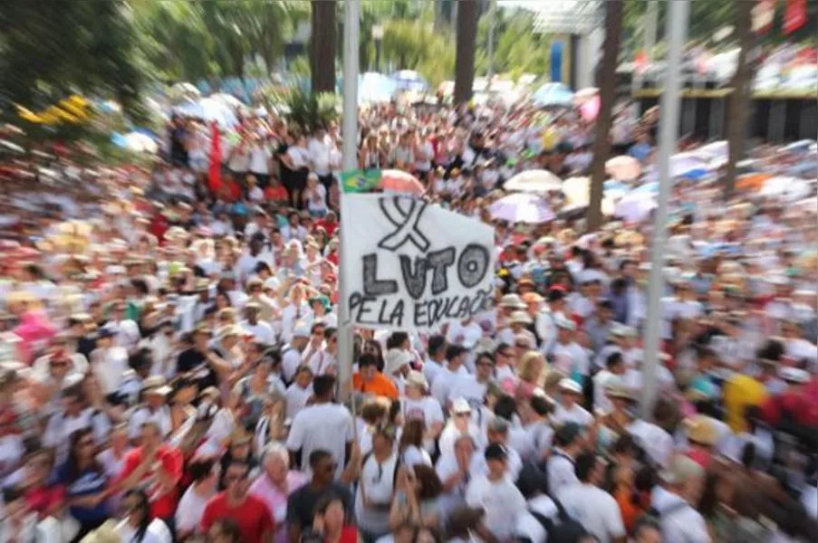 Manifestantes ocupam plenário da AL e impedem votação de pacote fiscal