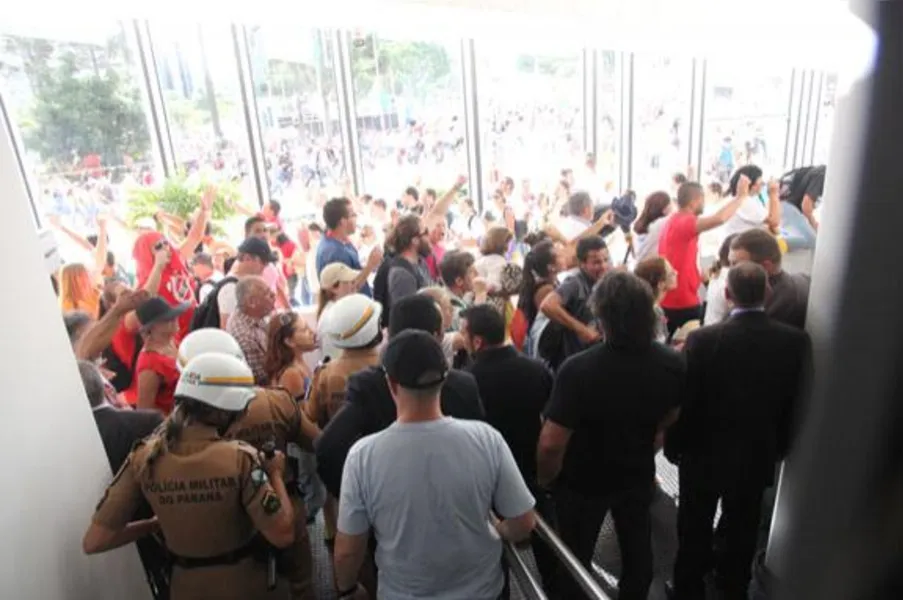 Manifestantes ocupam plenário da AL e impedem votação de pacote fiscal