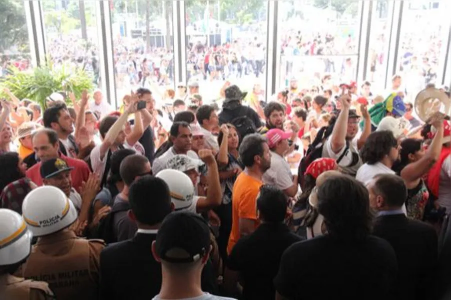 Manifestantes ocupam plenário da AL e impedem votação de pacote fiscal