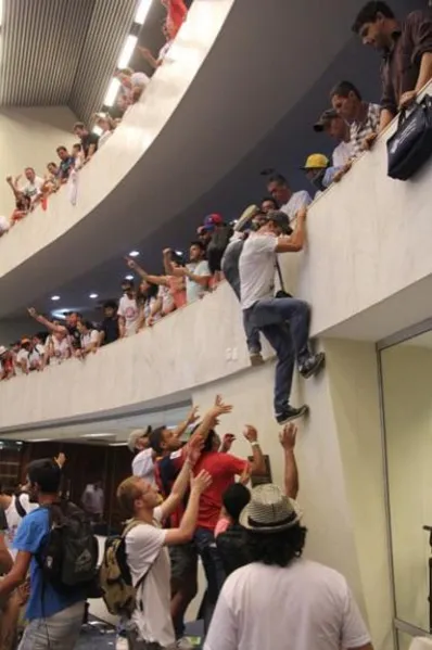 Manifestantes ocupam plenário da AL e impedem votação de pacote fiscal