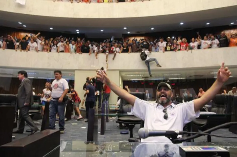 Manifestantes ocupam plenário da AL e impedem votação de pacote fiscal