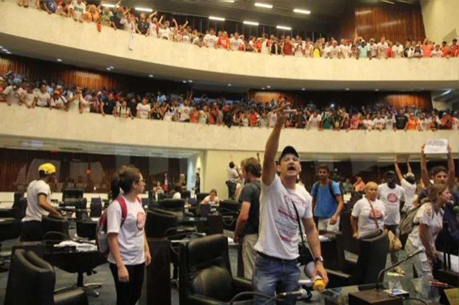 Manifestantes ocupam plenário da AL e impedem votação de pacote fiscal