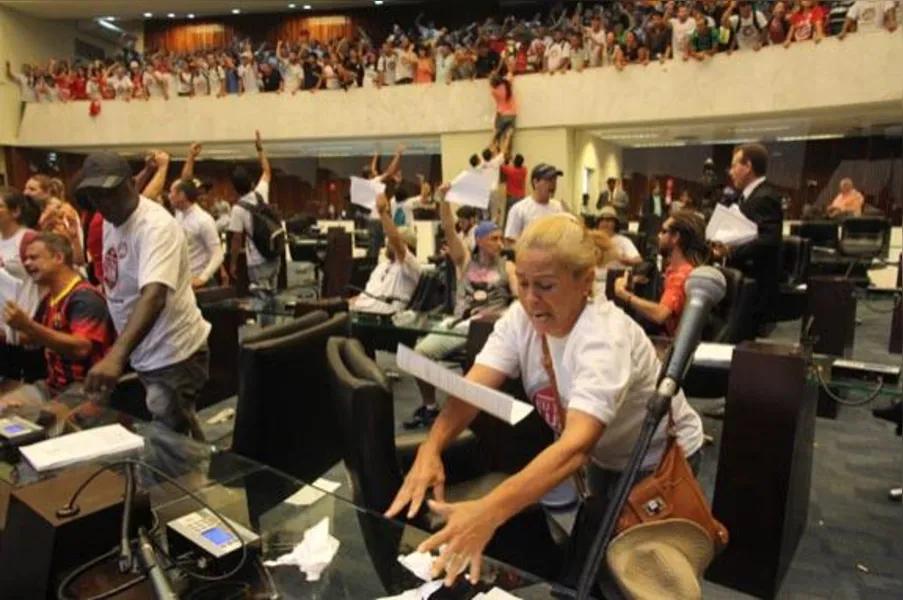 Manifestantes ocupam plenário da AL e impedem votação de pacote fiscal
