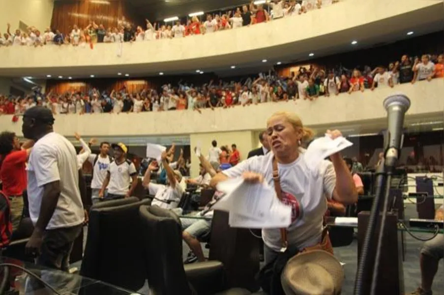 Manifestantes ocupam plenário da AL e impedem votação de pacote fiscal