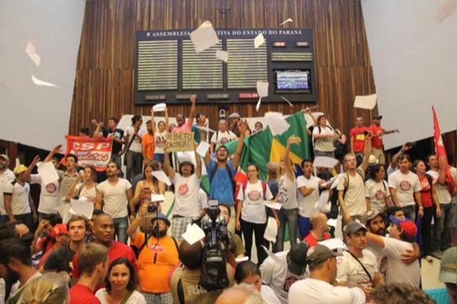 Manifestantes ocupam plenário da AL e impedem votação de pacote fiscal