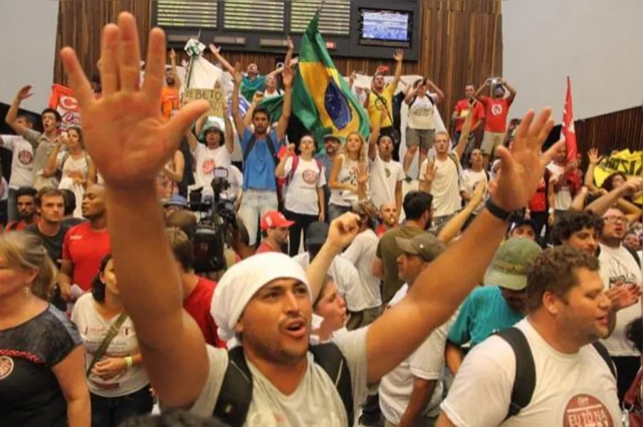 Manifestantes ocupam plenário da AL e impedem votação de pacote fiscal