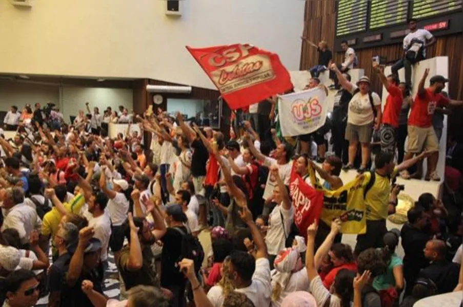 Manifestantes ocupam plenário da AL e impedem votação de pacote fiscal