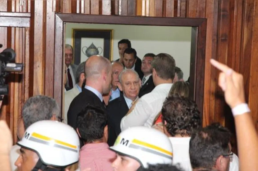 Manifestantes ocupam plenário da AL e impedem votação de pacote fiscal