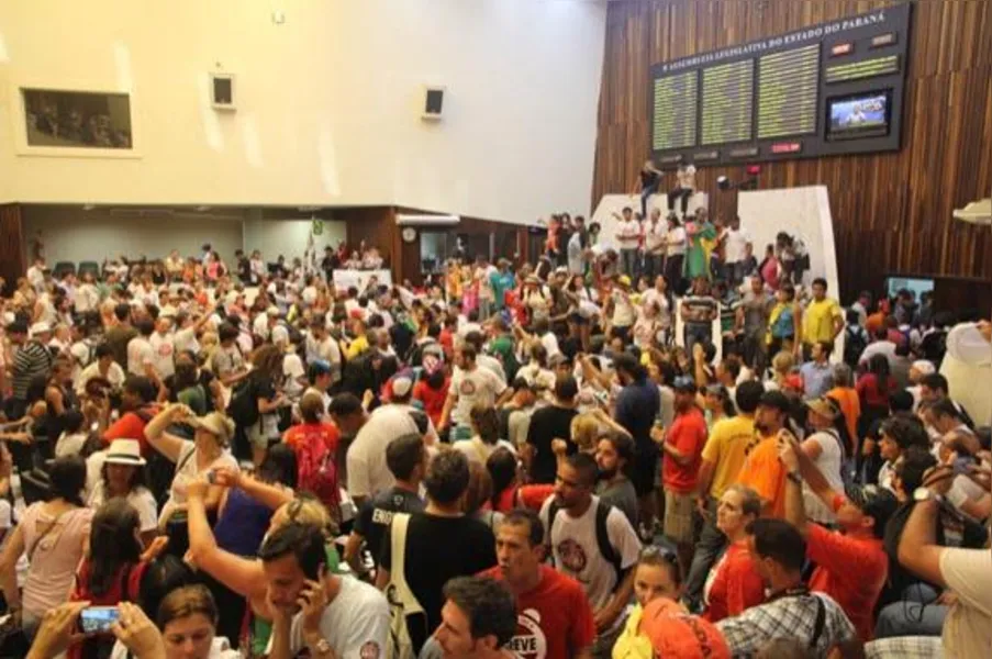 Manifestantes ocupam plenário da AL e impedem votação de pacote fiscal