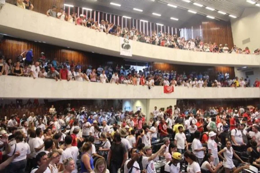 Manifestantes ocupam plenário da AL e impedem votação de pacote fiscal