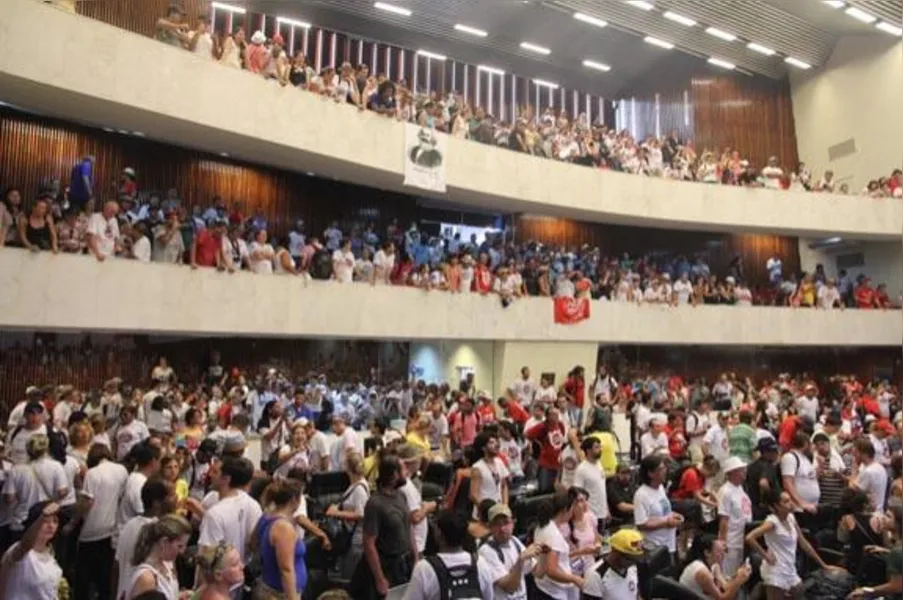 Manifestantes ocupam plenário da AL e impedem votação de pacote fiscal