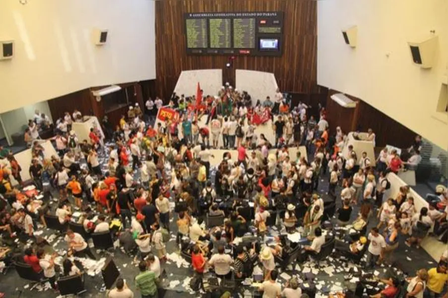 Manifestantes ocupam plenário da AL e impedem votação de pacote fiscal