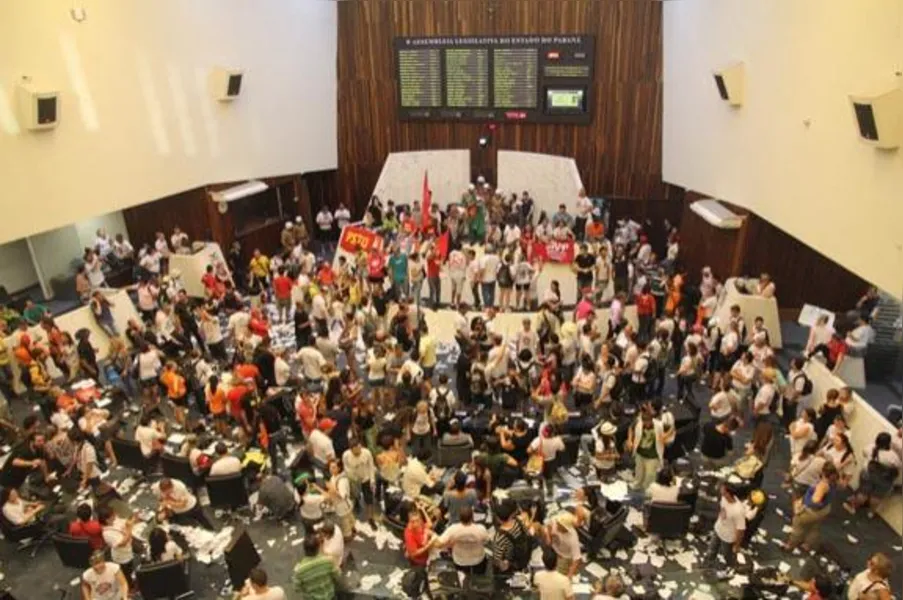 Manifestantes ocupam plenário da AL e impedem votação de pacote fiscal