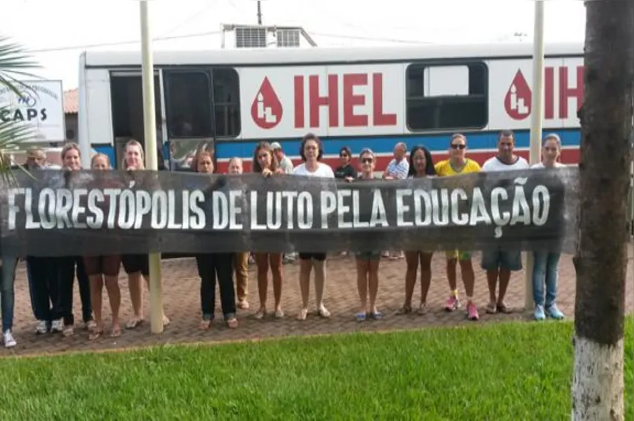 Profissionais da rede estadual realizam 'protesto' solidário