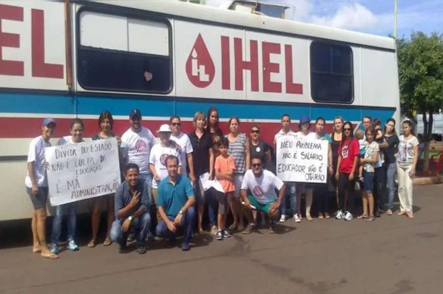 Profissionais da rede estadual realizam 'protesto' solidário