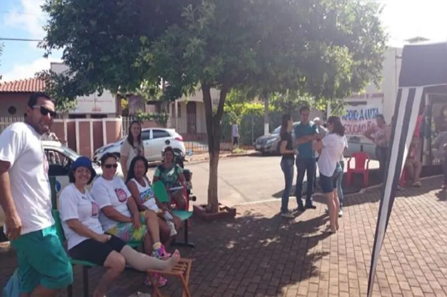 Profissionais da rede estadual realizam 'protesto' solidário
