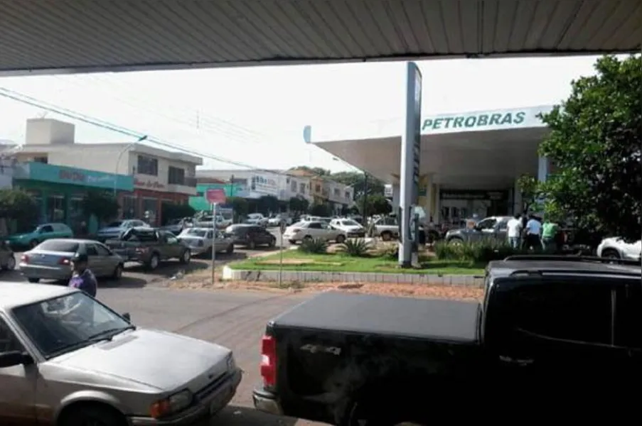 Internautas registram filas em postos de Londrina e região; veja fotos