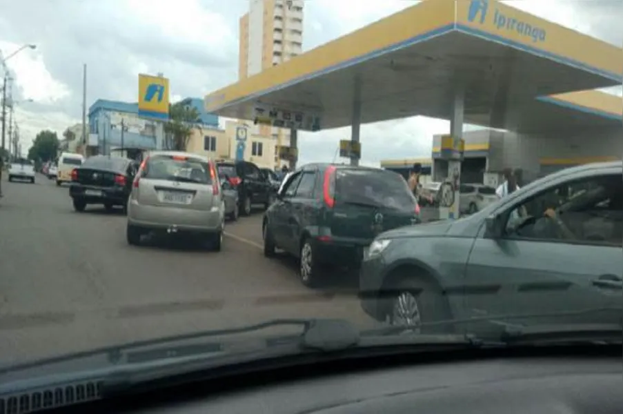 Internautas registram filas em postos de Londrina e região; veja fotos
