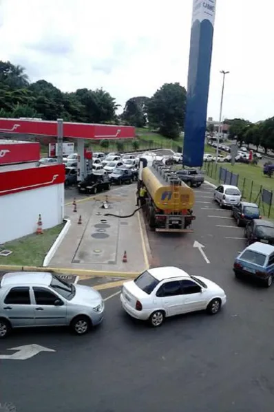 Internautas registram filas em postos de Londrina e região; veja fotos