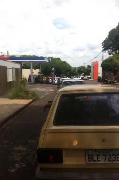 Internautas registram filas em postos de Londrina e região; veja fotos
