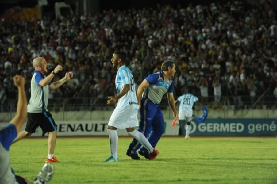 Nos pênaltis, Londrina vence e pega Coritiba na semifinal