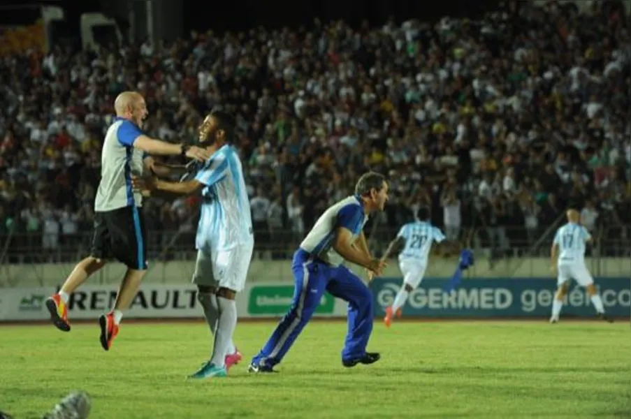 Nos pênaltis, Londrina vence e pega Coritiba na semifinal