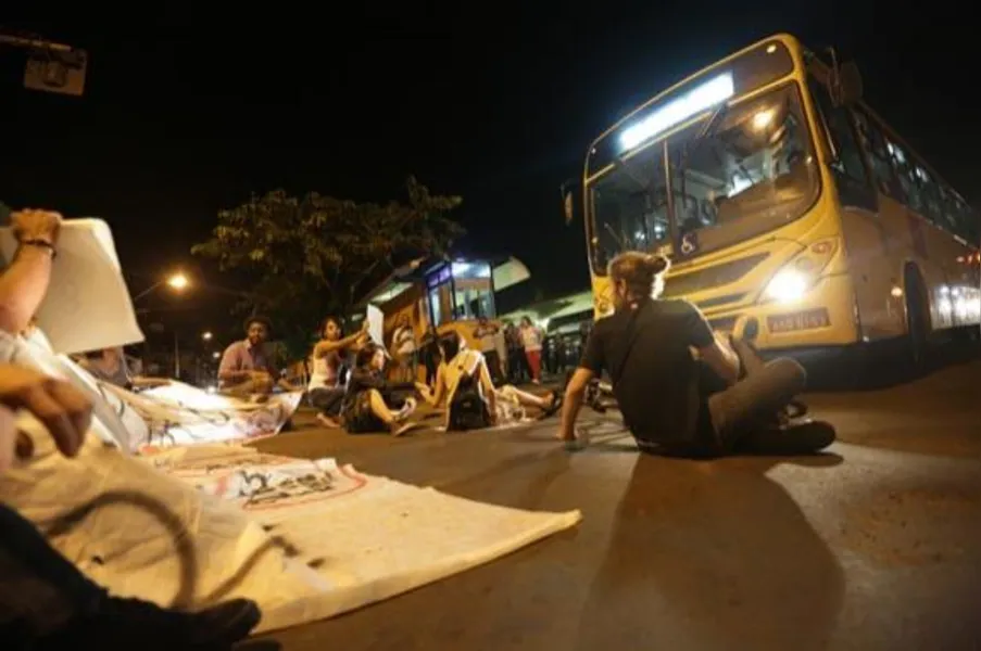 Manifestantes bloqueiam saída de ônibus do Terminal Urbano em protesto