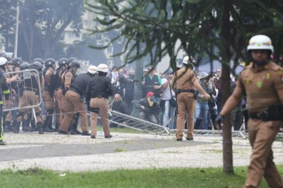 Cenas de guerra: PM usa bomba e bala de borracha contra servidores