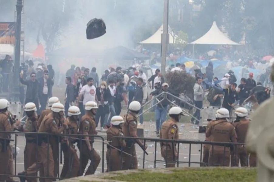 Cenas de guerra: PM usa bomba e bala de borracha contra servidores