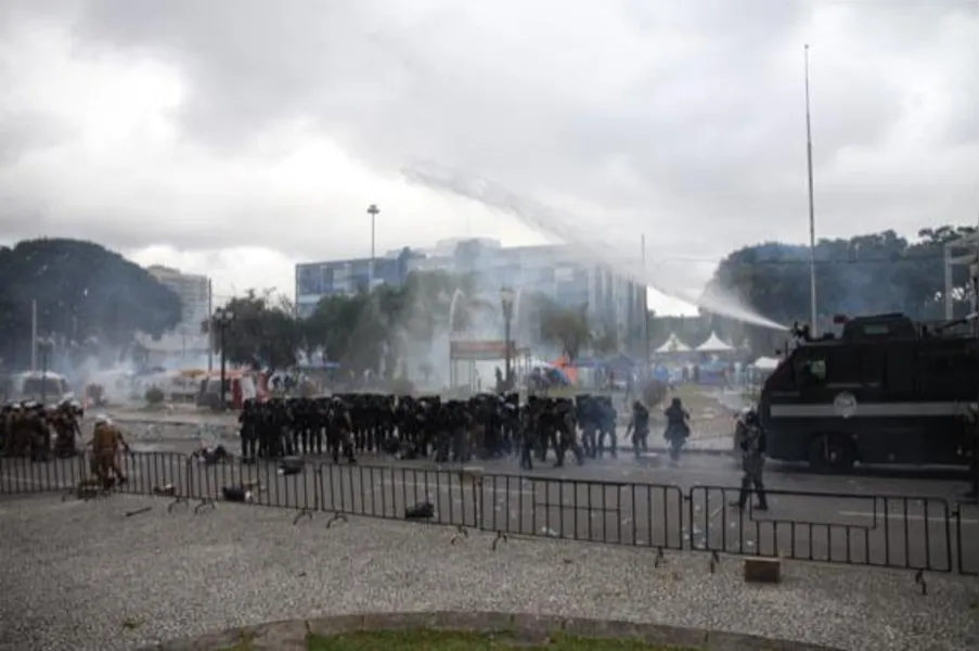 Cenas de guerra: PM usa bomba e bala de borracha contra servidores