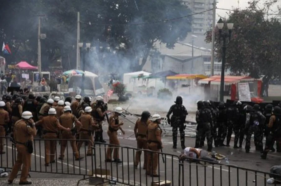 Cenas de guerra: PM usa bomba e bala de borracha contra servidores