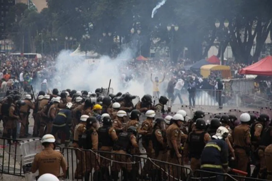 Cenas de guerra: PM usa bomba e bala de borracha contra servidores