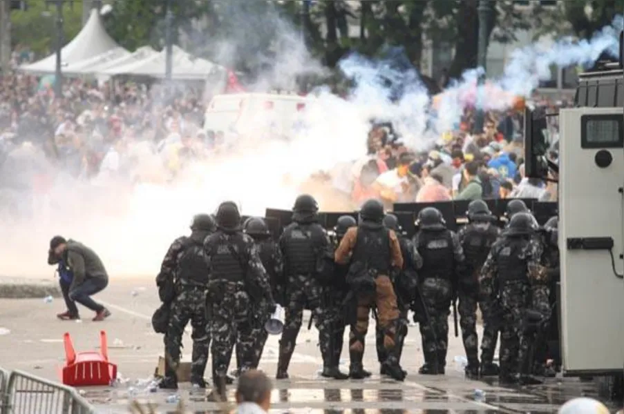 Cenas de guerra: PM usa bomba e bala de borracha contra servidores