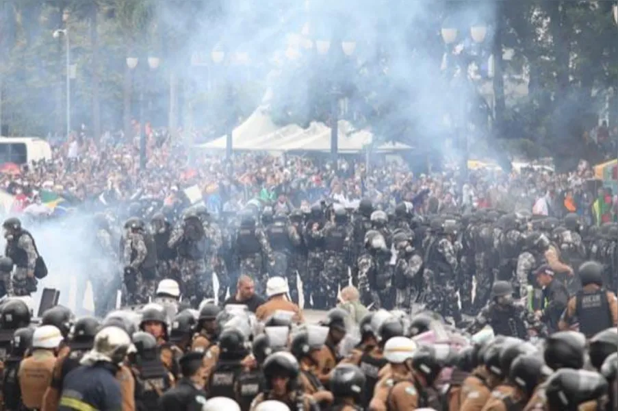 Cenas de guerra: PM usa bomba e bala de borracha contra servidores