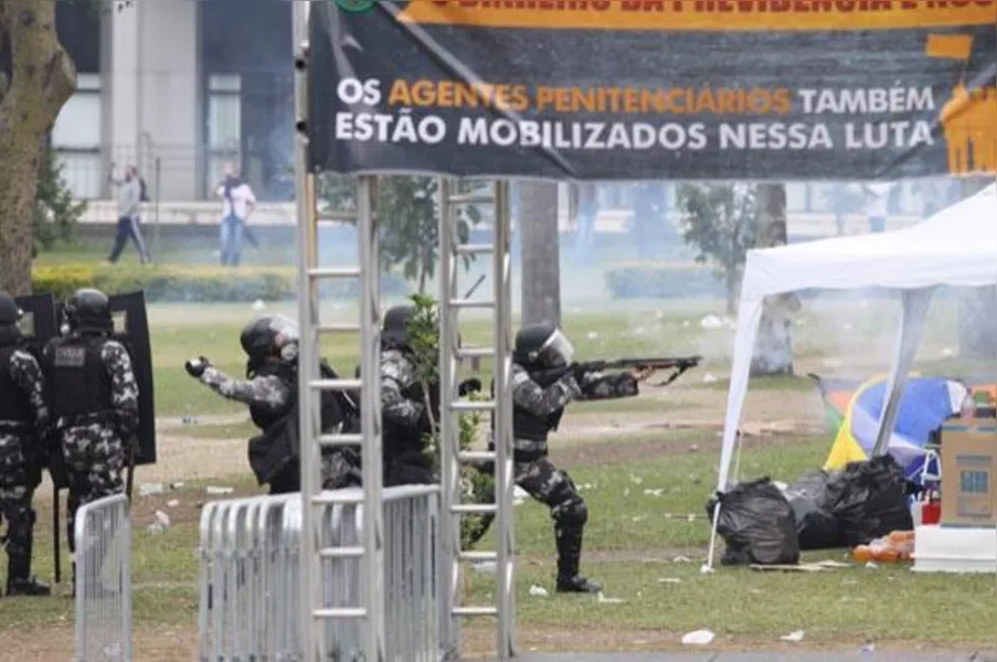 Cenas de guerra: PM usa bomba e bala de borracha contra servidores