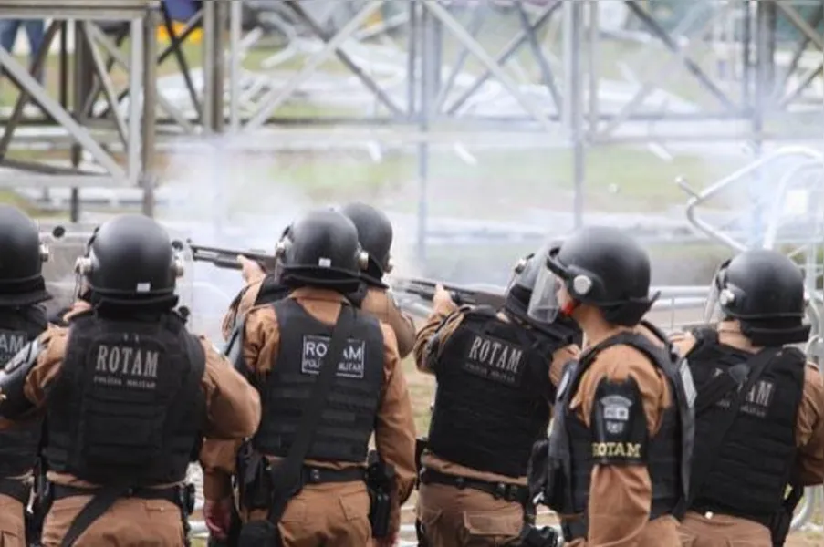 Cenas de guerra: PM usa bomba e bala de borracha contra servidores