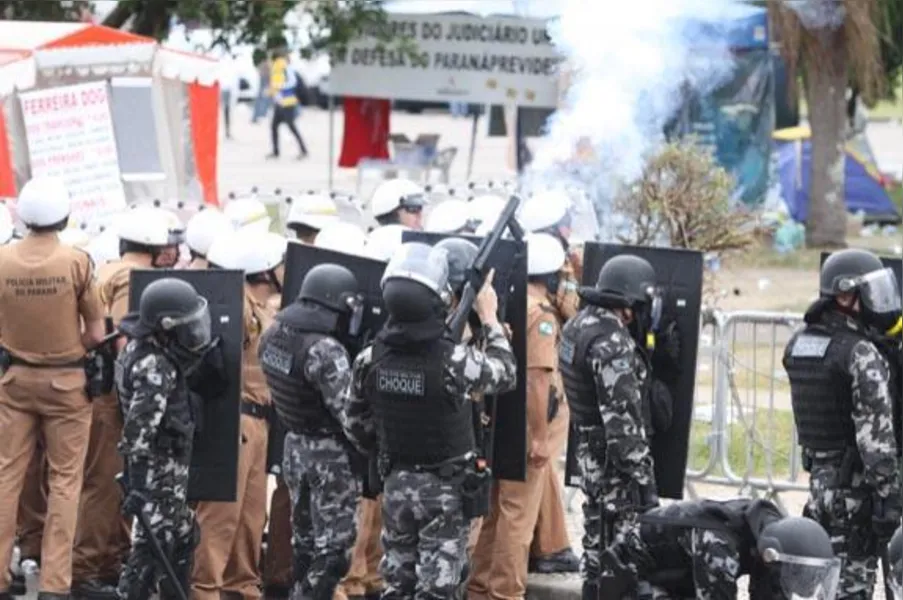 Cenas de guerra: PM usa bomba e bala de borracha contra servidores