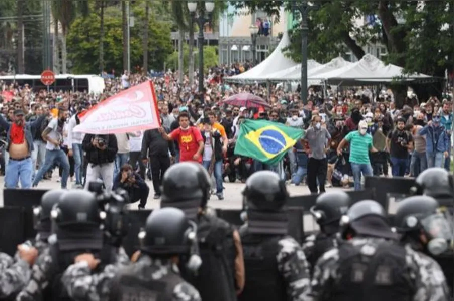 Cenas de guerra: PM usa bomba e bala de borracha contra servidores