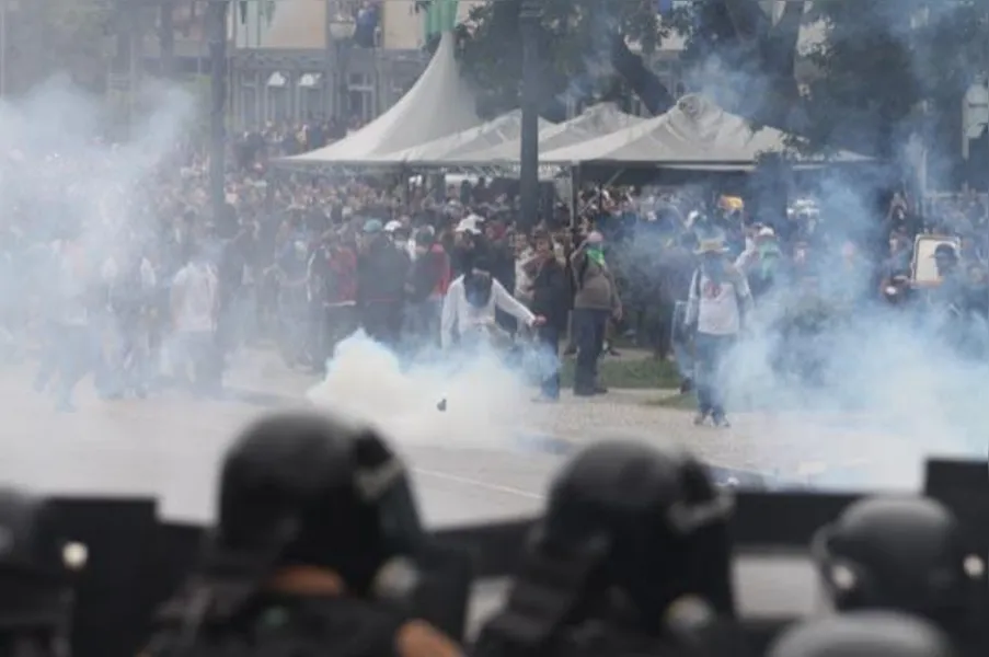 Cenas de guerra: PM usa bomba e bala de borracha contra servidores