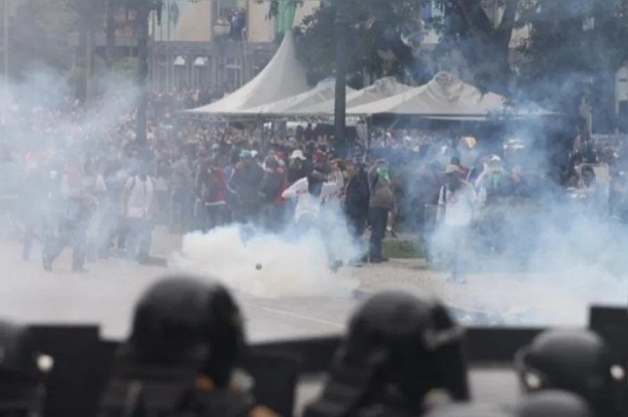 Cenas de guerra: PM usa bomba e bala de borracha contra servidores