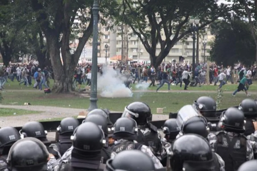 Cenas de guerra: PM usa bomba e bala de borracha contra servidores