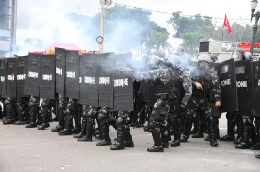 Cenas de guerra: PM usa bomba e bala de borracha contra servidores