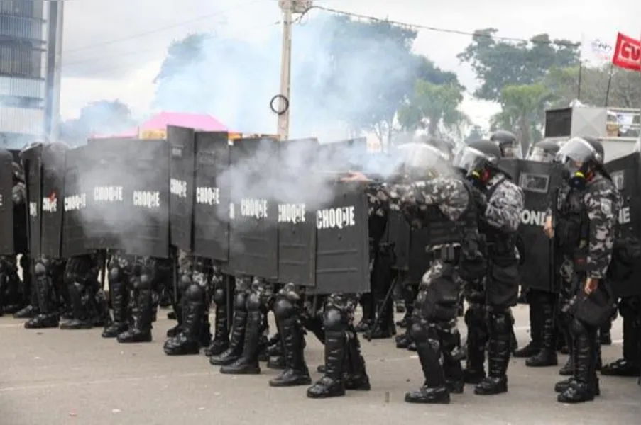 Cenas de guerra: PM usa bomba e bala de borracha contra servidores