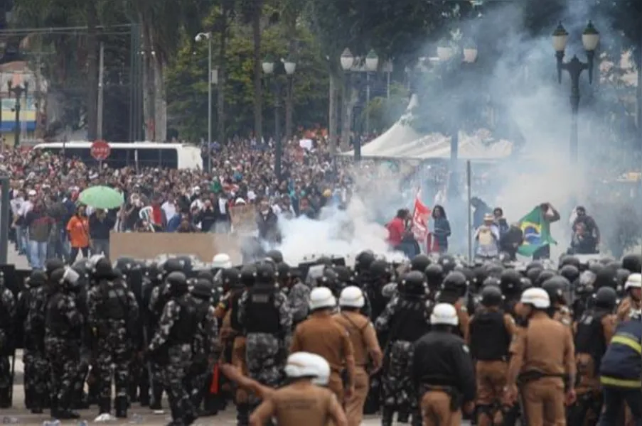 Cenas de guerra: PM usa bomba e bala de borracha contra servidores