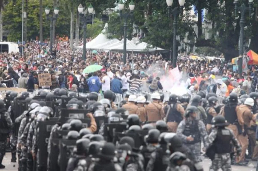 Cenas de guerra: PM usa bomba e bala de borracha contra servidores